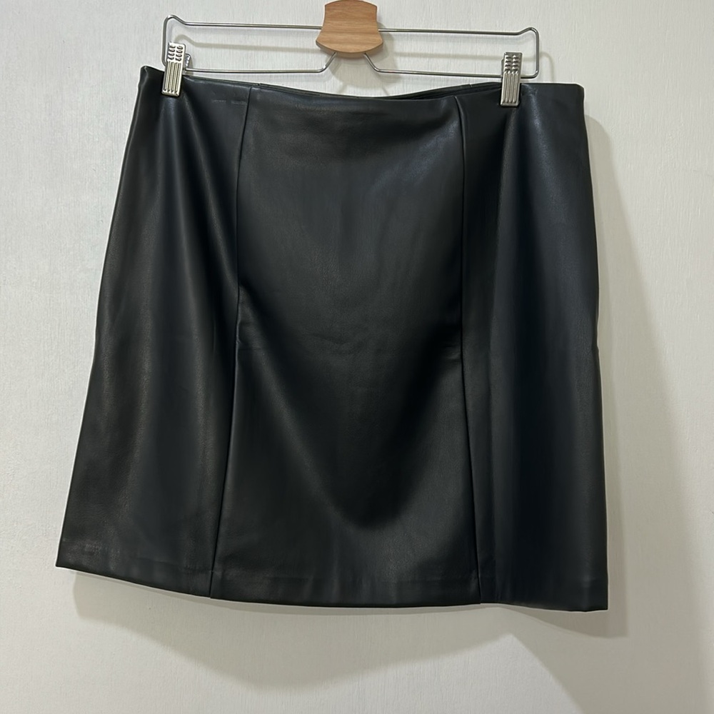 LOFT WOMENS BLACK  FAUX LEATHER MINI SKIRT SZ 14 PETITE NEW - Picture 2 of 9